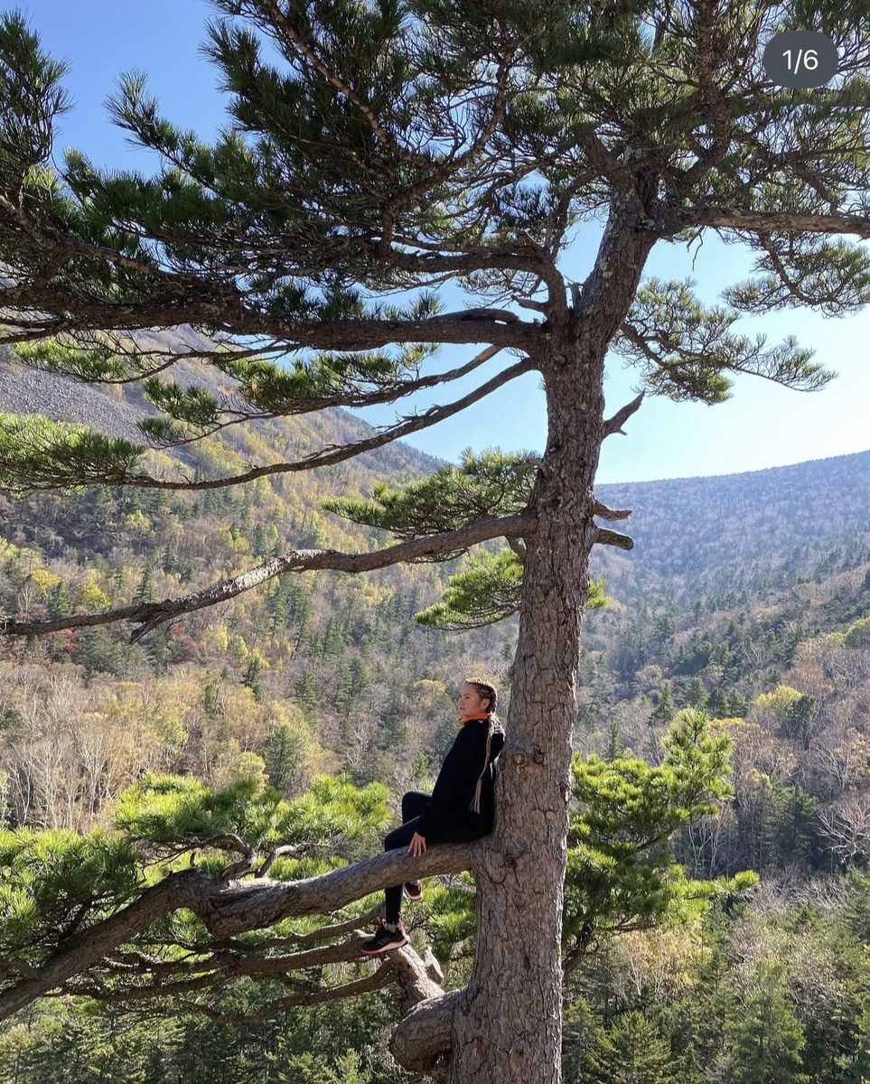 Не знала, какую фотку выбрать для этой статьи, пускай буду я на дереве, думаю о том, как жить дальше)