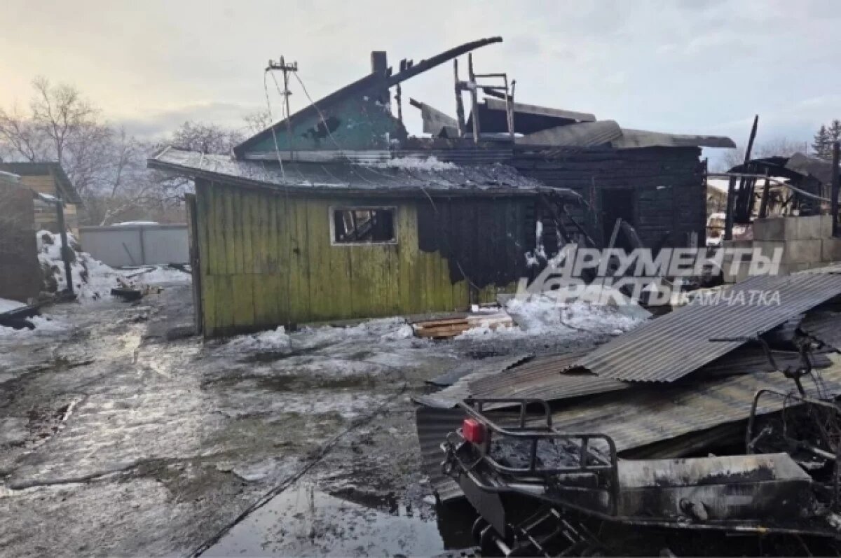    Пожар на Камчатке уничтожил дом, гараж, автомобили и снегоходы