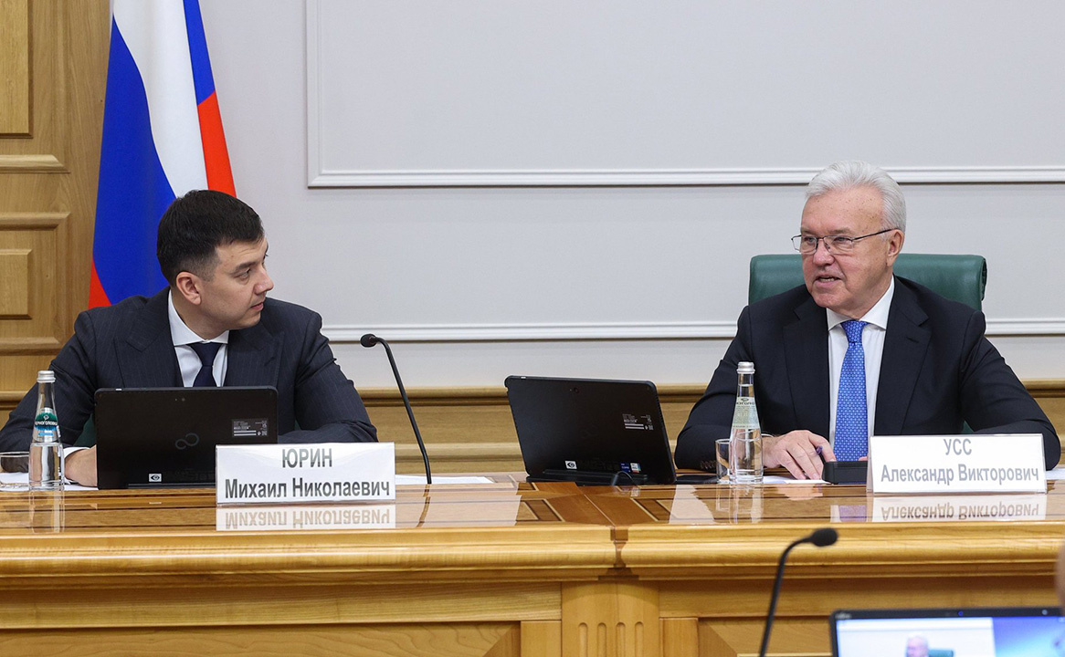    Михаил Юрин и Александр Усс на заседании Совета по развитию Сибири при СФ. Фото: официальный сайт Совета Федерации РФ