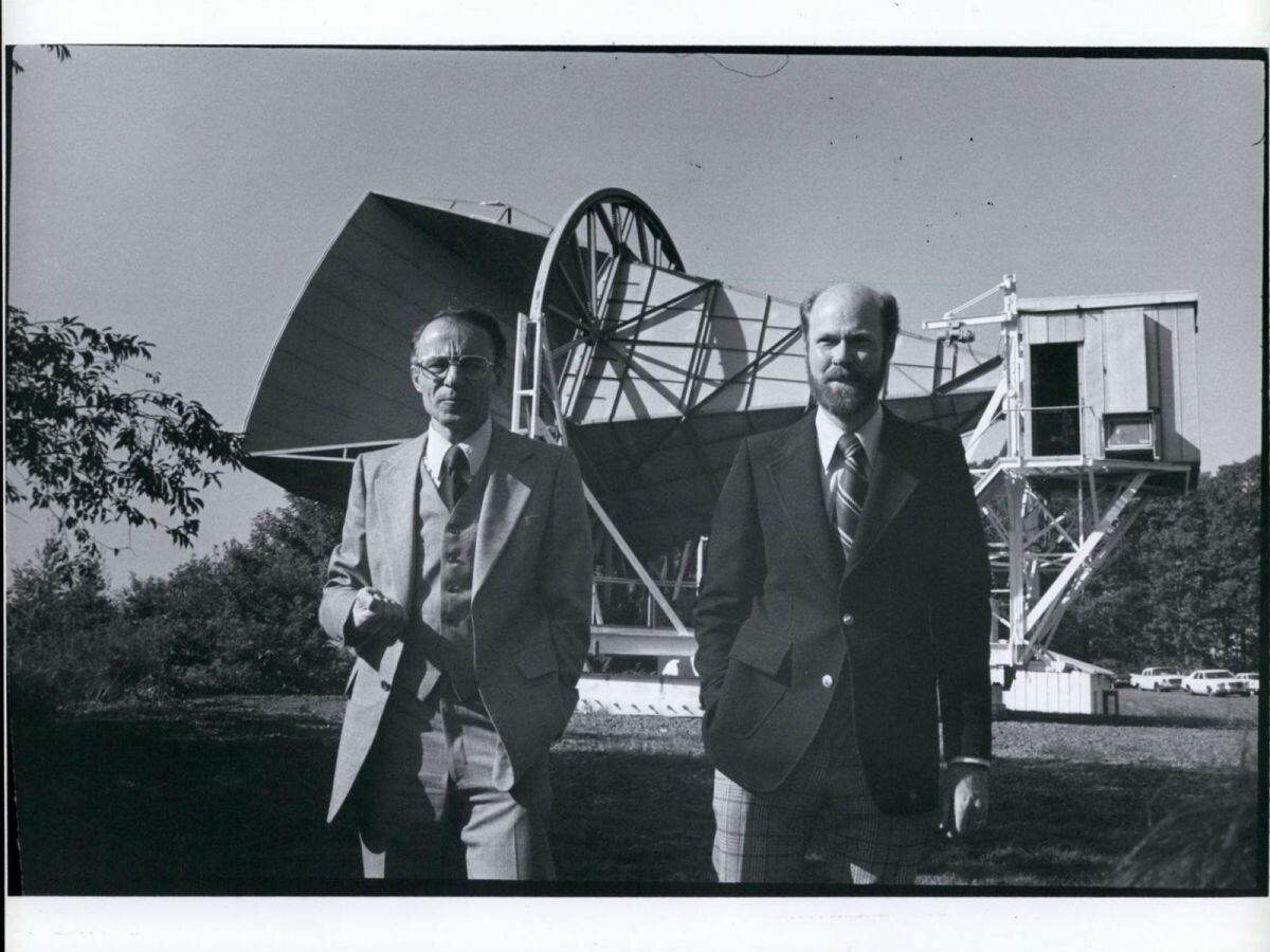 Арно Пензиас (слева) и Роберт Уилсон (справа) на фоне рупорной антенны Bell Labs в Холмделе, штат Нью-Джерси. Источник: Bell Labs / Wikimedia Commons