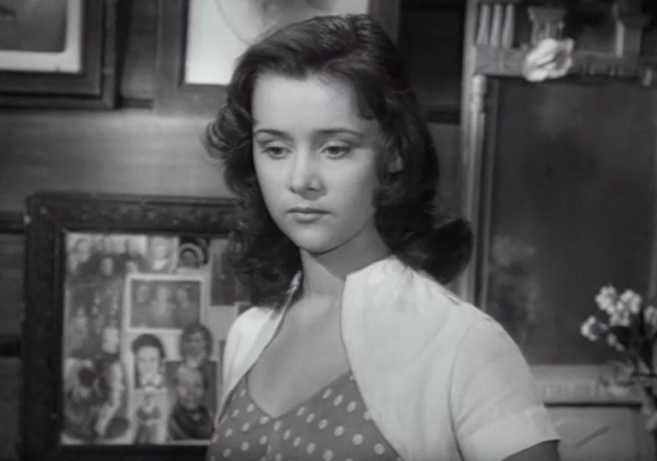 Таня (Людмила Марченко), кадр из фильма "Отчий дом" (1959)