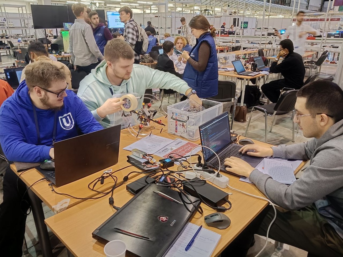 Команда ФИТ ТГУ – Данил Крючков (слева), Сергей Чернов (с дроном) и Максим Колоев – на чемпионате «Хайтек: навыки будущего»
Фото предоставила команда ФИТ ТГУ