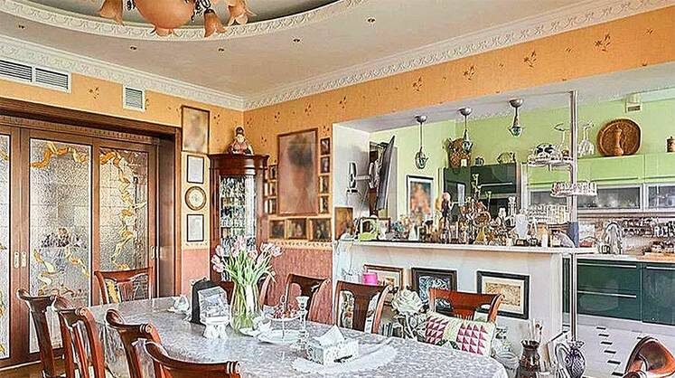     Она вернулась продавцу