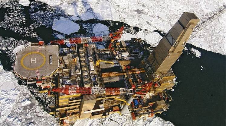    «САХАЛИН-2». НОВЫЕ ИЗМЕРЕНИЯ БУДУЩЕГО. SAKHALIN ENERGY INVESTMENT COMPANY LTD., 2008 Шельфовая добыча углеводородов в проекте «Сахалин-2» ведется с помощью трех стационарных морских платформ. Платформа «Моликпак» («Пильтун-Астохская — А») — первая в России морская нефтедобывающая платформа. До Сахалина она использовалась в арктических водах у побе режья Канады. В 1998 году платформа была отбуксирована из моря Бофорта в канадской Арктике через Тихий океан в Южную Корею, где была переоборудована для работы по проекту «Сахалин-2». Затем она была отбуксирована в Россию и установлена на стальное основание, изготовленное на Амурском судостроительном заводе. Промышленная добыча сахалинской нефти на «Моликпаке» началась в 1999 году. Платформа «Пильтун-Астохская — Б» (ПА-Б) — самая крупная платформа проекта «Сахалин-2». Ее высота — 121 м (от морского дна до верхней точки палубы). Платформа «Лунская-А» (ЛУН-А) — первая в России морская газодобывающая платформа. Бетонное основание для ПА-Б и ЛУН-А гравитационного типа с четырьмя опорами спроектировано и построено в порту Восточный (Россия) норвежской Aker Kvaerner Technology AS и финской Quattrogemini OY. Интегрированная палуба платформ построена компанией Samsung Heavy Industries на судоверфях в Южной Корее. Платформы ПА-Б и ЛУН-А запущены в промышленную эксплуатацию в конце 2008 года