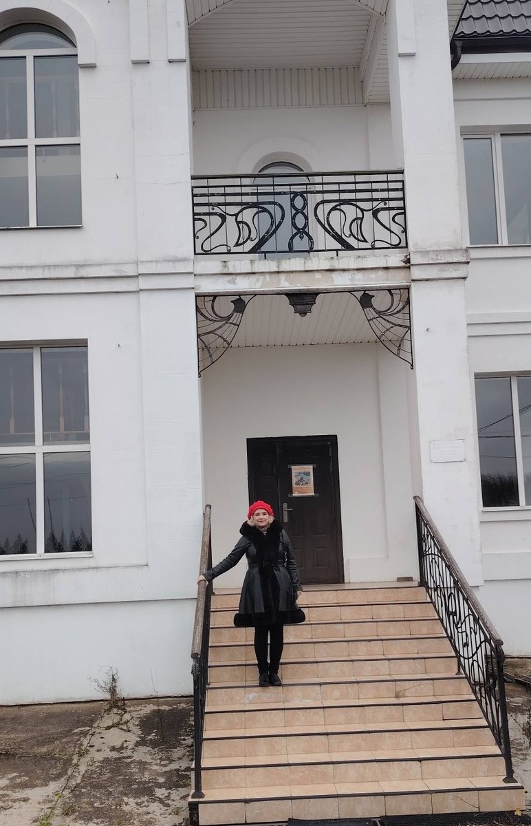 Иолла на ступеньках "Можайской Третьяковки" (фото автора)