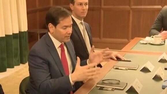 Среди ключевых пунктов: гарантии безопасности по статье 5 НАТО, отказ Киева от членства в НАТО, сокращение численности армии Украины. Фото: Скриншот трансляции NBS News