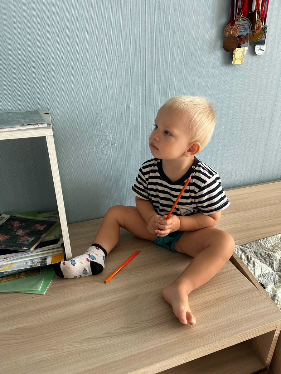 Развлекаемся как можем, снимает один носок и так ходит)