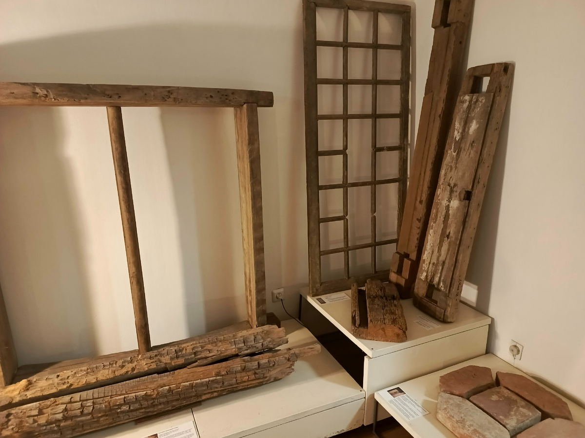 Фрагменты оконных проемов, дренажные трубы (их устанавливали в подвалах для оттока воды после наводнений).