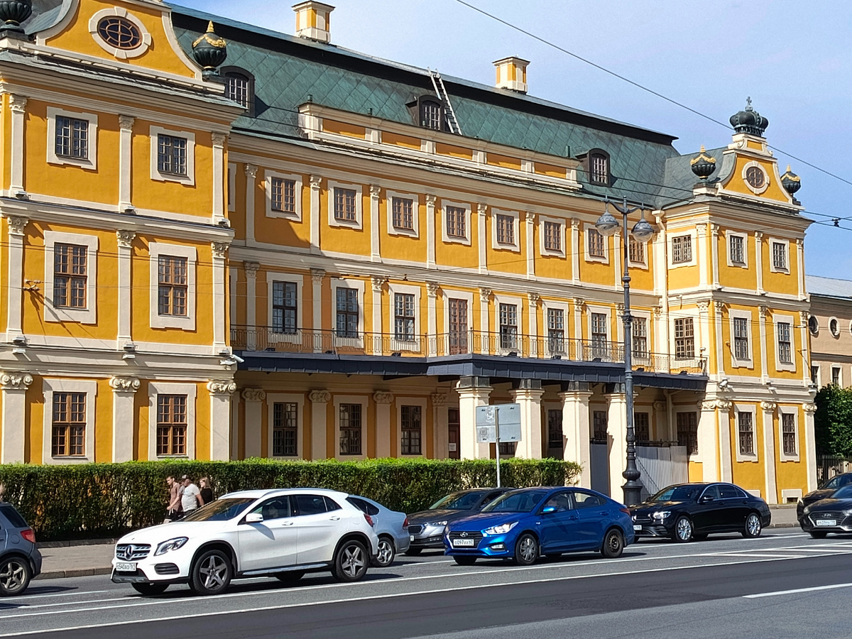 Меншиковский дворец на Университетской набережной.