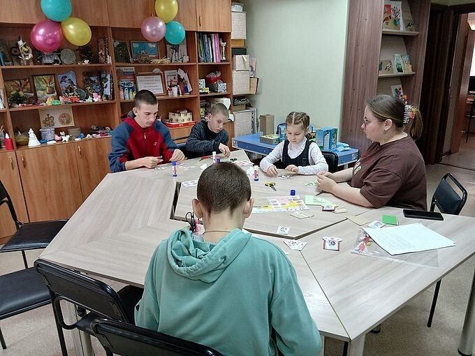 Дети заняты созданием бумажных аппликаций