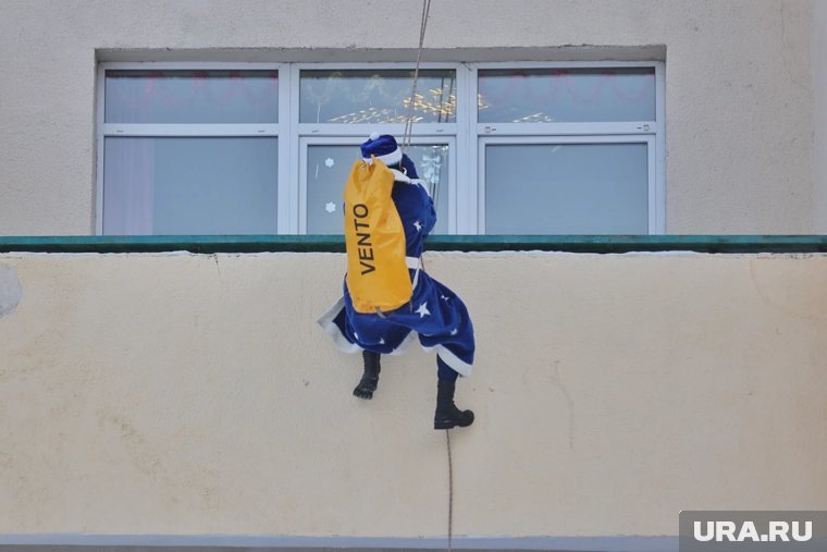    В Челябинске предлагают поздравление Деда Мороза-альпиниста