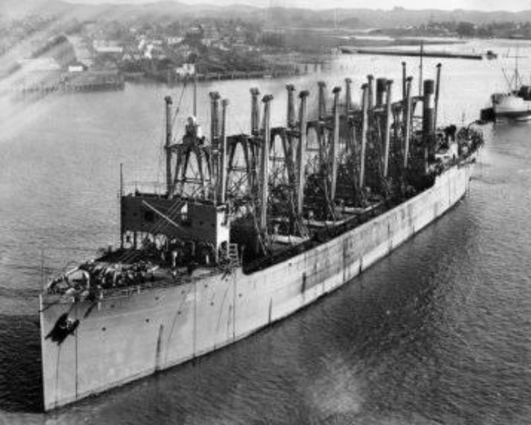 USS «Циклоп» (AC-4) — угольщик длиной 180 метров.