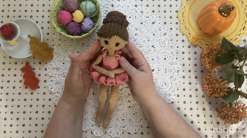 Это это был первый вариант, который раскритиковал мой перфекционизм. Ему показалось, что ротик несимметрично вышит, да и нос кривоват. Поэтому пришлось вернуться к оформлению личика снова 