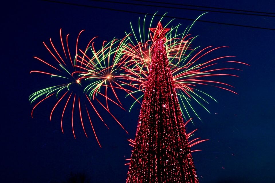    Елка и новогодний городок на площади Свободы в Барнауле . Источник: Олег Укладов