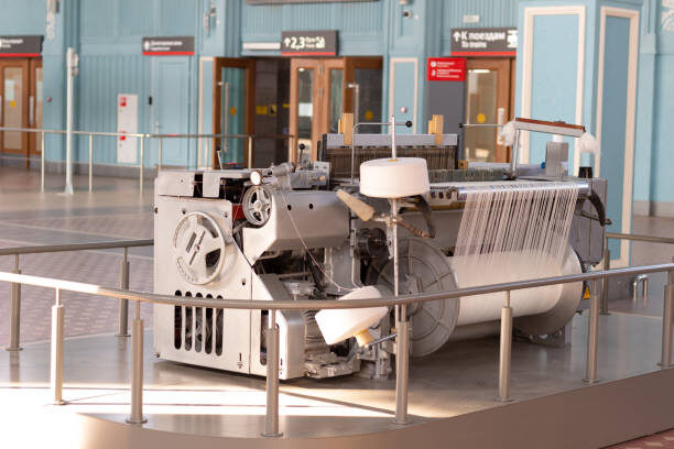 Даже вокзал и тот построен в конструктивизме! А в нём самом ткацкий станок, символ отрасли, давшей горожу жизнь. Фото из библиотеки iStock.