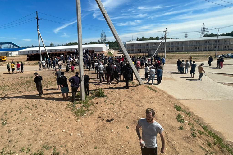    Полиция офисных работников пугала не так сильно, как перспектива отказа СИБУРа в помощи с демобилизацией мигрантов.   
Фото предоставлено источником
