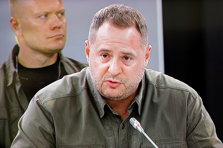    «Кто такой Ермак? Помимо того что официально он являлся главой офиса Зеленского, его еще можно было обозначить как фигуру номер два (а по некоторым данным, и номер один) в иерархии укронацистского режима Киева».   
Фото: © Kirill Chubotin/Keystone Press Agency/ www.globallookpress.com