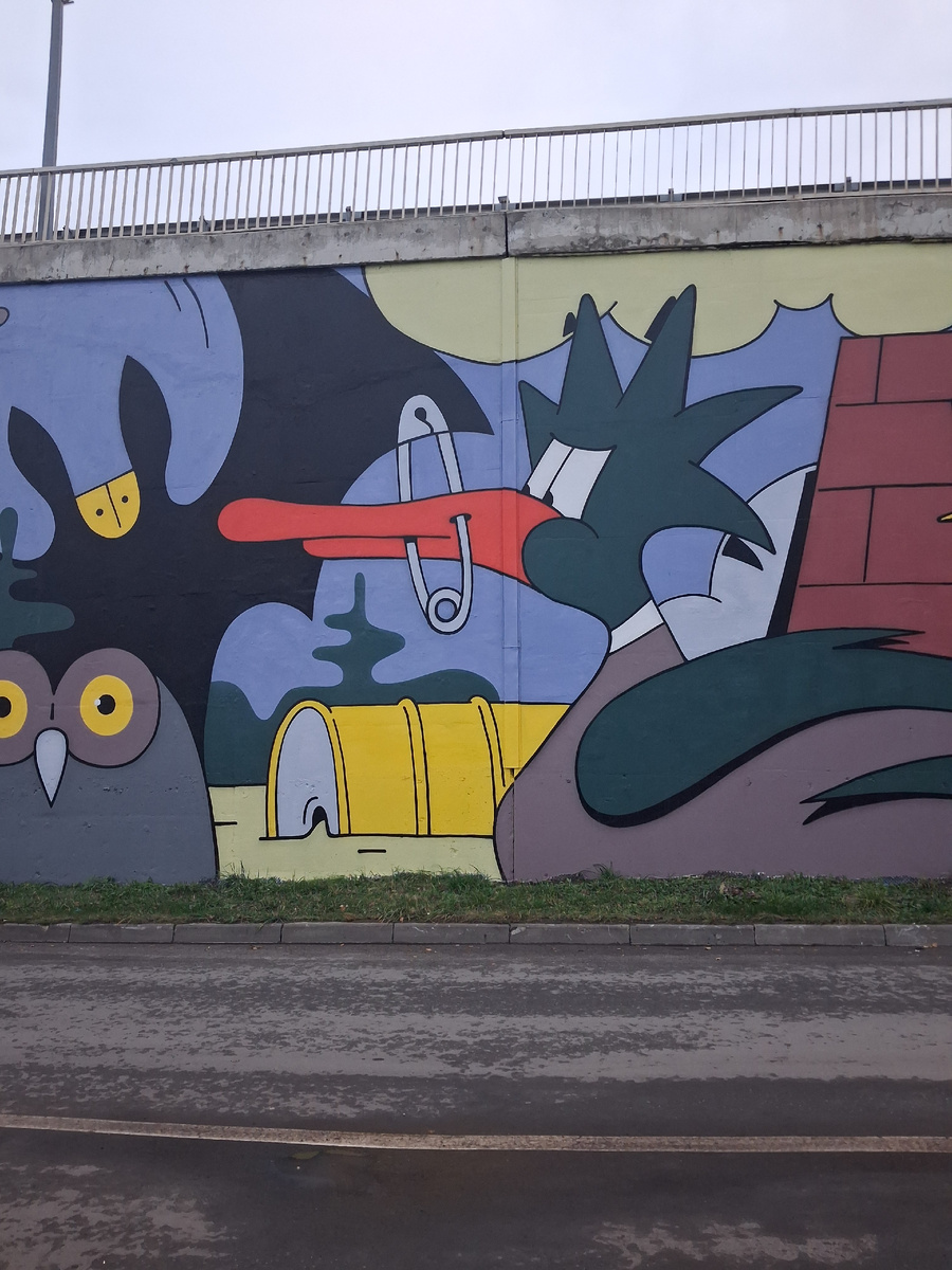 Часть мурала на подпорной стене метромоста на тему исчезающих животных и птиц из Красной книги Нижегородской области.  Фото автора. 