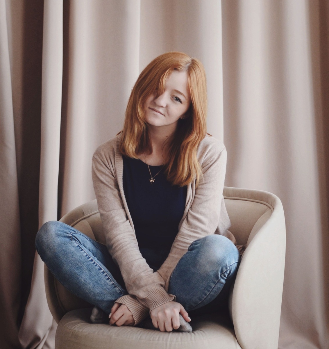 Внешне Катерина похожа на школьницу - небольшого роста, с копной рыжих волос и челкой.