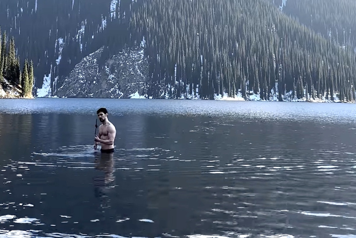    Павел Дуров искупался в Кольсайских озерах в Казахстане. Купание здесь запрещено, но Дуров избежал штрафа/Соцсети