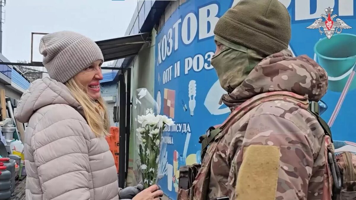 Военнослужащие ГрВ "Центр", поздравили жительниц Донецка с Днем матери
© Photo : Скриншот видео Минобороны России