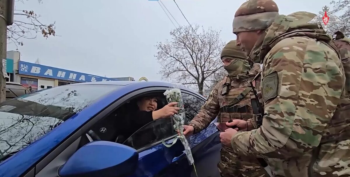 Военнослужащие группировки войск "Центр", выполняющие боевые задачи в зоне проведения СВО, поздравили жительниц Донецка с Днем матери / © Photo : Скриншот видео Минобороны России