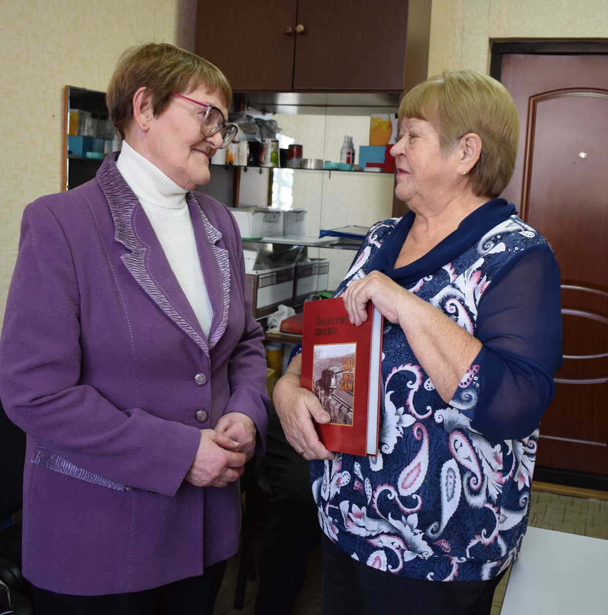 В подарок - книга о бамовцах от председателя РОО Галины Подъельной