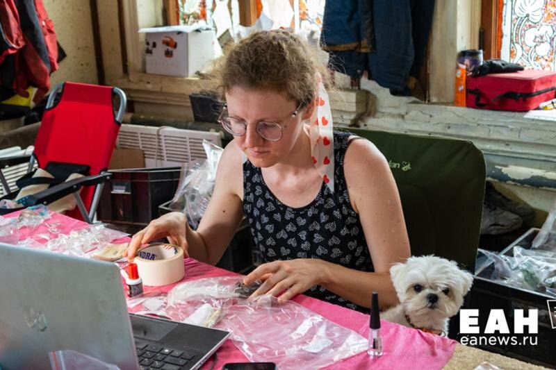    Девушка перед экраном ноутбука