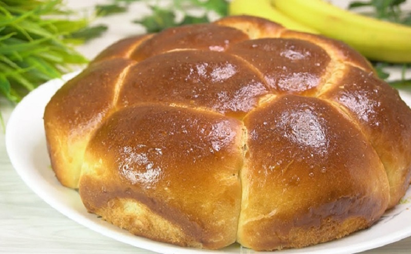 Воздушный пирог «Веселая семейка» на одних яйцах: секрет пышной и нежной выпечки без капли молока  