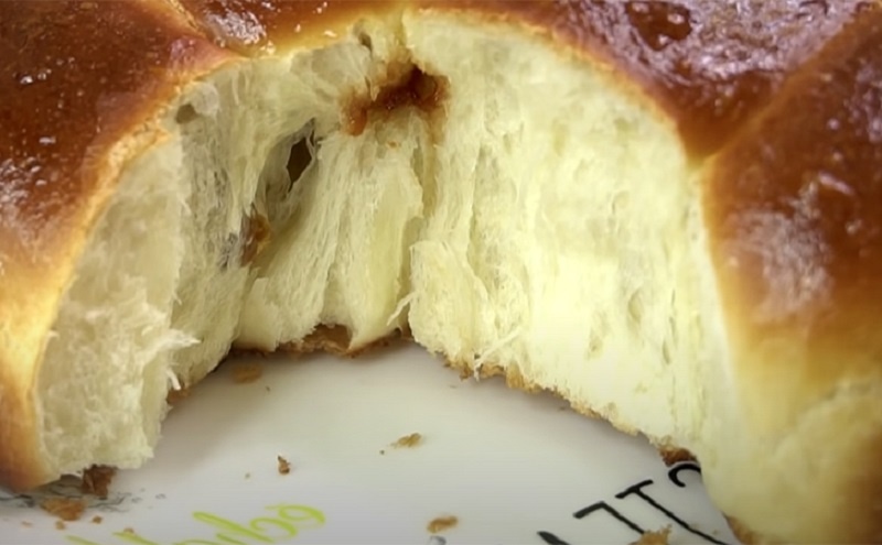 Воздушный пирог «Веселая семейка» на одних яйцах: секрет пышной и нежной выпечки без капли молока  