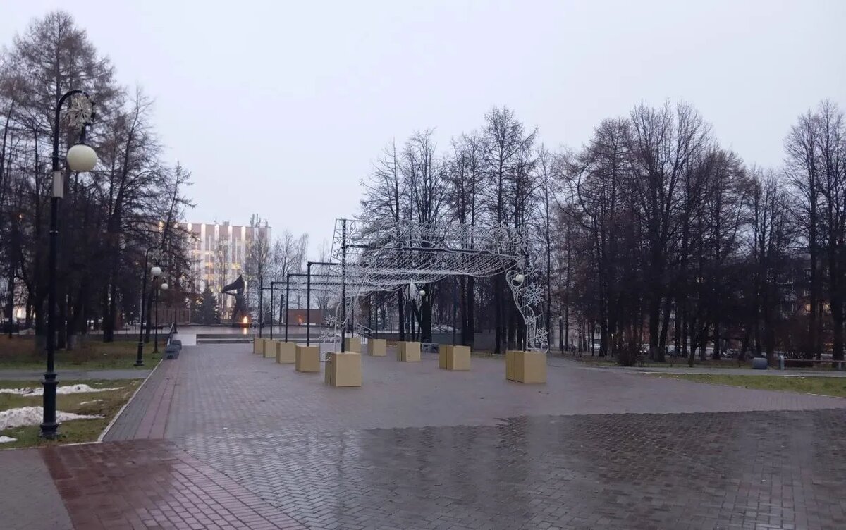    Фотофакт: новогодние ворота установили в Сквере Победы в Ижевске