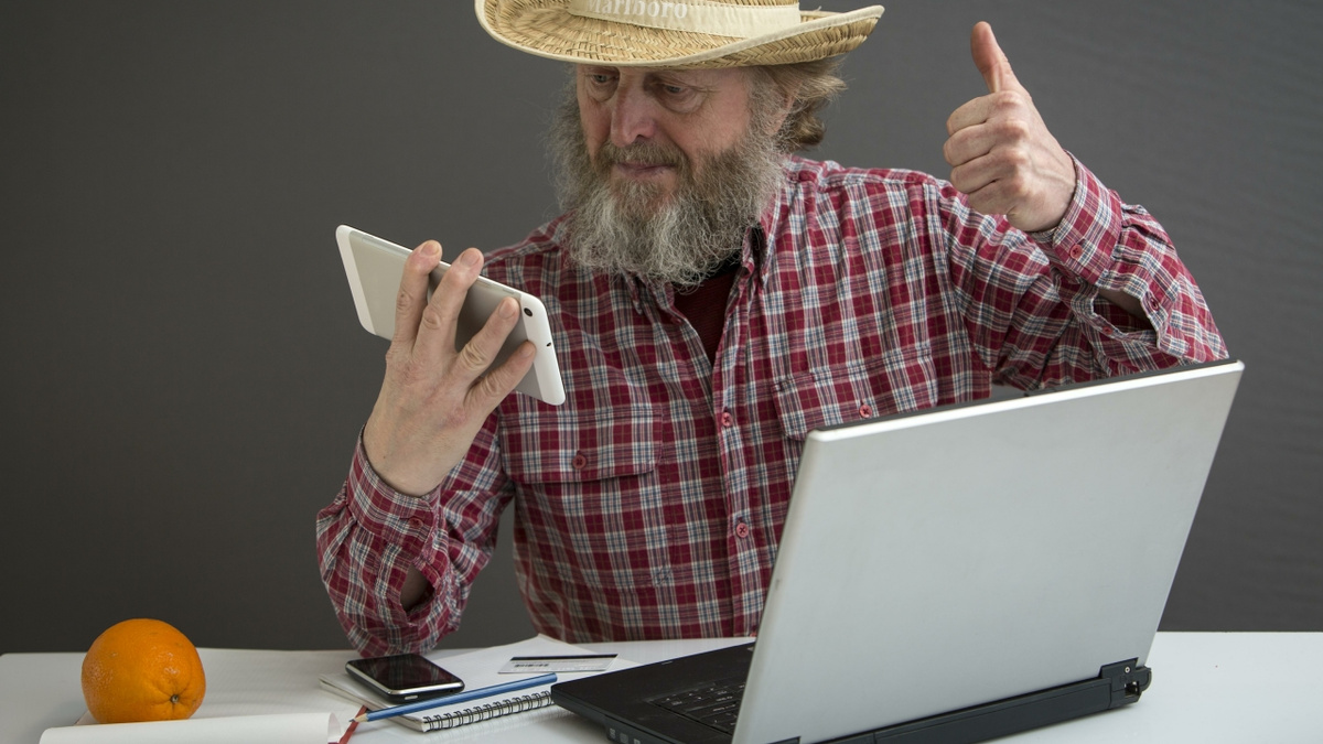 Пенсионер + самозанятость: оформление, плюсы, риски и главный вопрос — есть ли смысл?