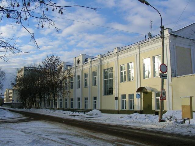 Вот так выглядит здание, где находилась самая первая фабрика-кухня в СССР! Сейчас тут детско-юношеская библиотека. Фото с Викисклада: https://commons.wikimedia.org/wiki/File:Ивановская_областная_библиотека_для_детей_и_юношества.jpg