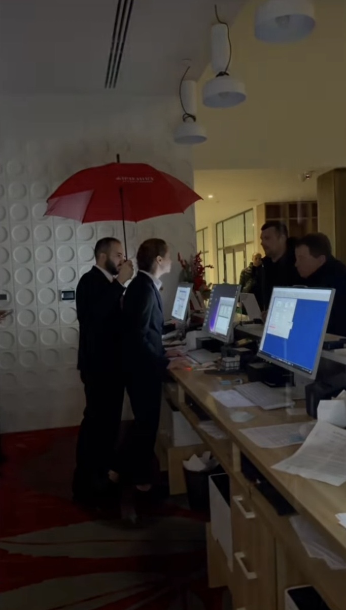 Ресепшен под зонтом. Вода льётся с потолка в отеле «Рябина» 