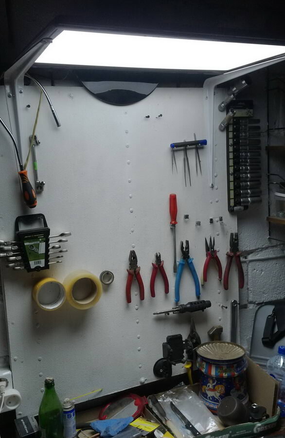 Монитор с разбитым экраном в качестве светильника