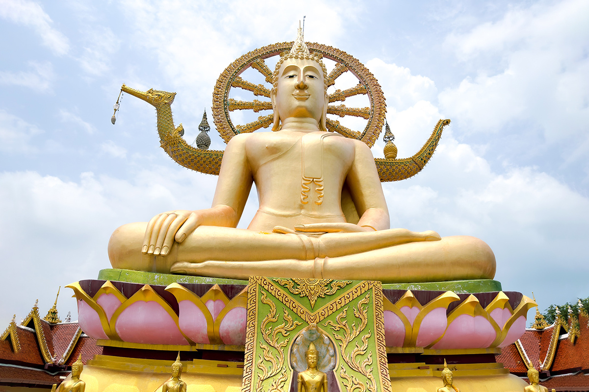 makkara / Shutterstock / FOTODOM📷Золотая статуя Большого Будды на острове Самуи, Таиланд