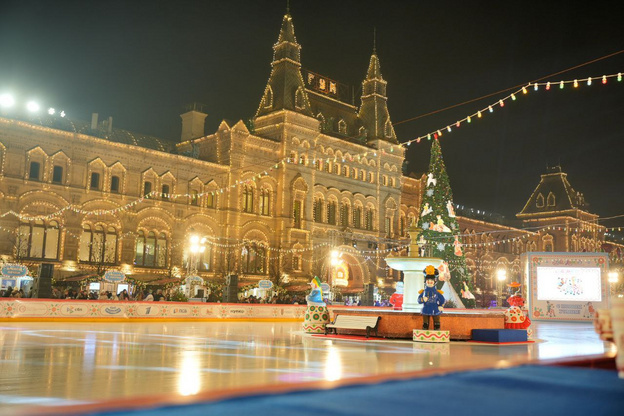    На Красной площади открылся каток в стиле дымковской игрушки