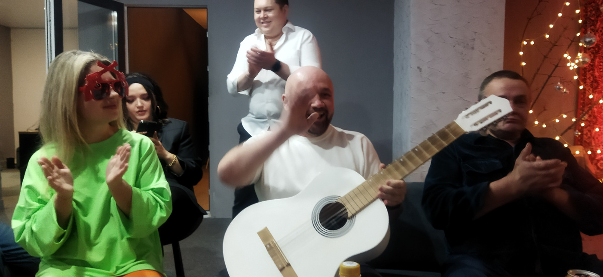 Ильдар из уфимской рок-группы "Сплав" с гитарой