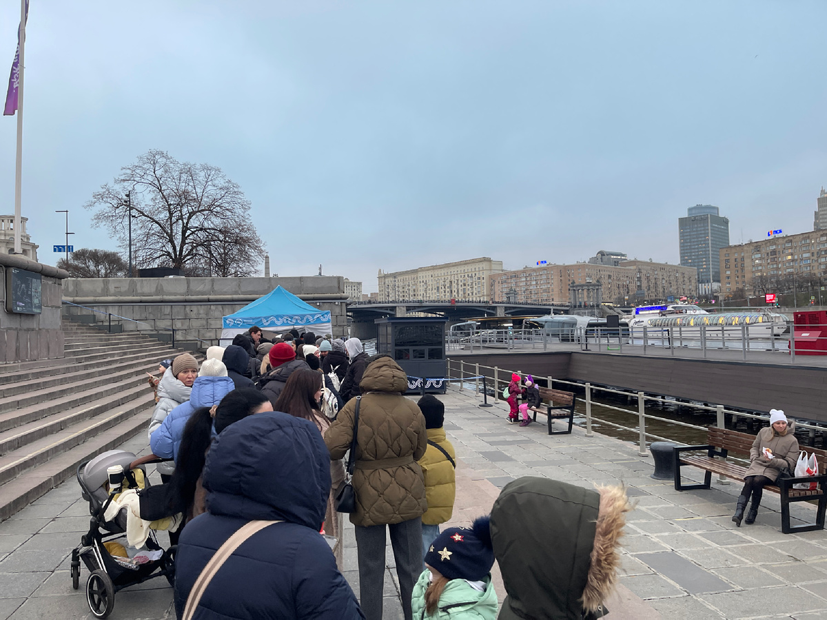 Та самая очередь. Справа видны электрическое и классическое судно. Фото: Михаил Лайф Влог