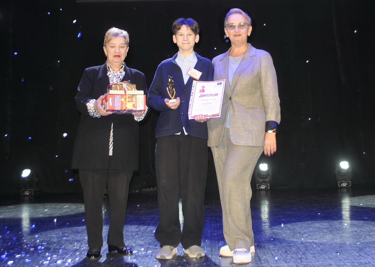    Лучший читатель года Олег Данилов с Маргаритой Урих и Светланой Денисовой © Министерство культуры Пермского края