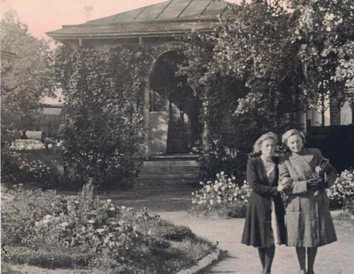 У титовской беседки. Библиотекарь Л. Л. Смирнова и преподаватель Н. К. Кратирова в саду Ростовского сельскохозяйственного техникума. Конец 1940-х гг.