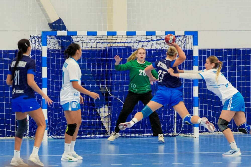    Кто окажется сильнее: "Динамо-Синара" (в белом) или "Черноморочка"?