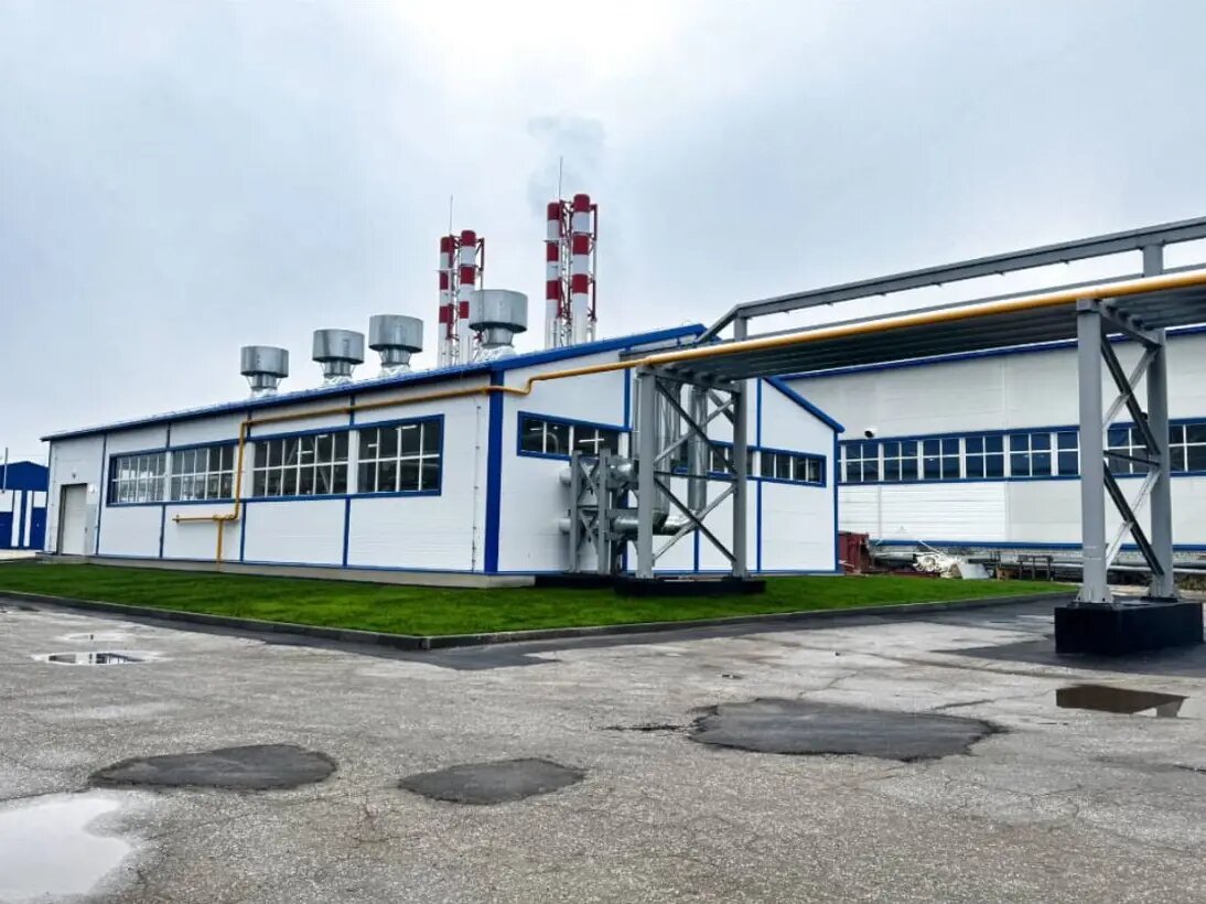 4 дымовые трубы высотой 18 метров, закреплены на металлических трехгранных опорах, производство Уральский завод дымовых труб "Модуль"