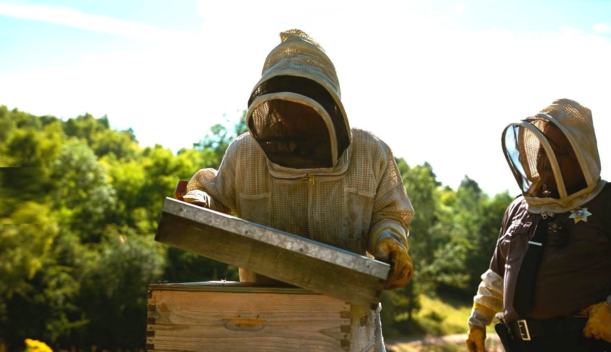 - Ну вот, вроде бы пчёлы успокоились. А то их тут Джейсон Стэйтем так распугал, что месяц потом жужжали и кусались. 