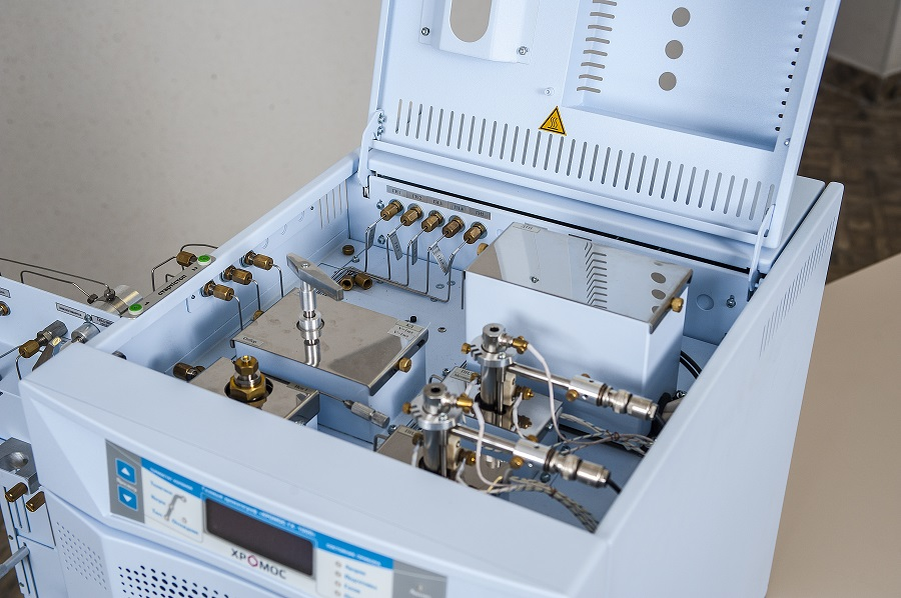 Критически важный метод - газовая хроматография. После экстракции жира и его метилирования хроматограф строит профиль жирных кислот. Наличие значимых количеств каприновой (С10:0), лауриновой (С12:0) и миристиновой (С14:0) кислот свидетельствует о добавлении кокосового или пальмоядрового масла.