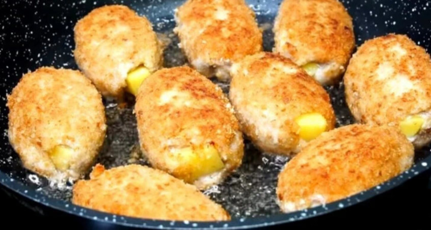 Расскажу как приготовить на Новогодний стол оригинальные котлеты, вместо обычных. Такие и на праздничный стол подать НЕ стыдно...