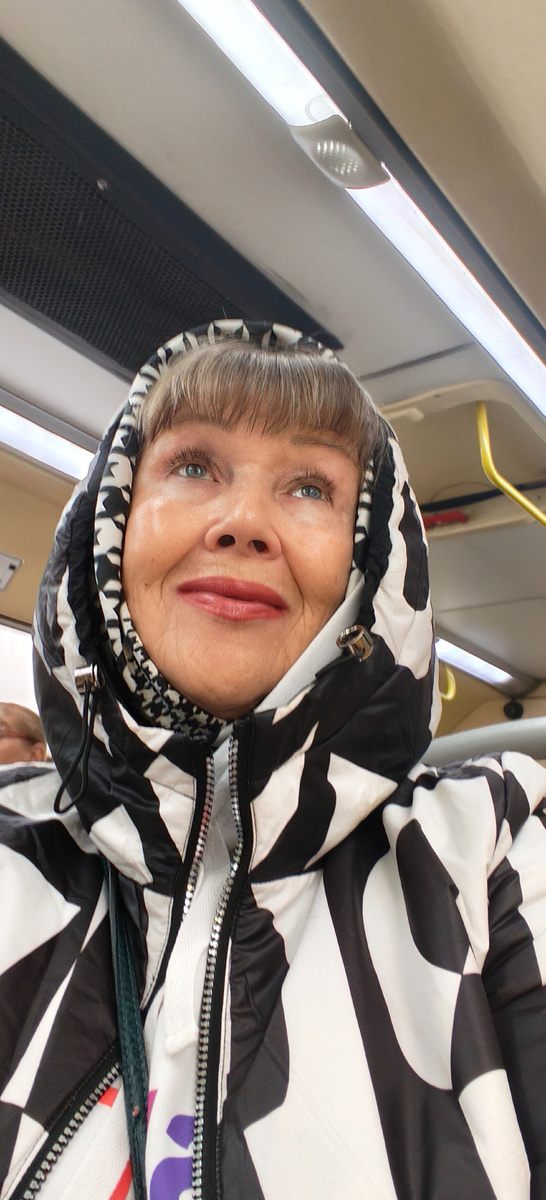 Селфи в автобусе😃. Мои мысли написаны на лице. Хотела фотки делать в окно. Но окна были залиты дождём и запотелые...сфоткала себя😃