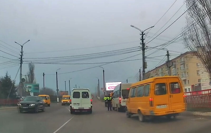    Три "ГАЗели" проверяют справа и одну - слева