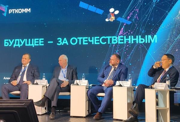 На фо­то: ге­нераль­ный ди­рек­тор ФГУП "Кос­ми­чес­кая связь" Алек­сей Во­лин (вто­рой сле­ва) на фо­руме "Циф­ро­вой ал­маз" в Якут­ске
