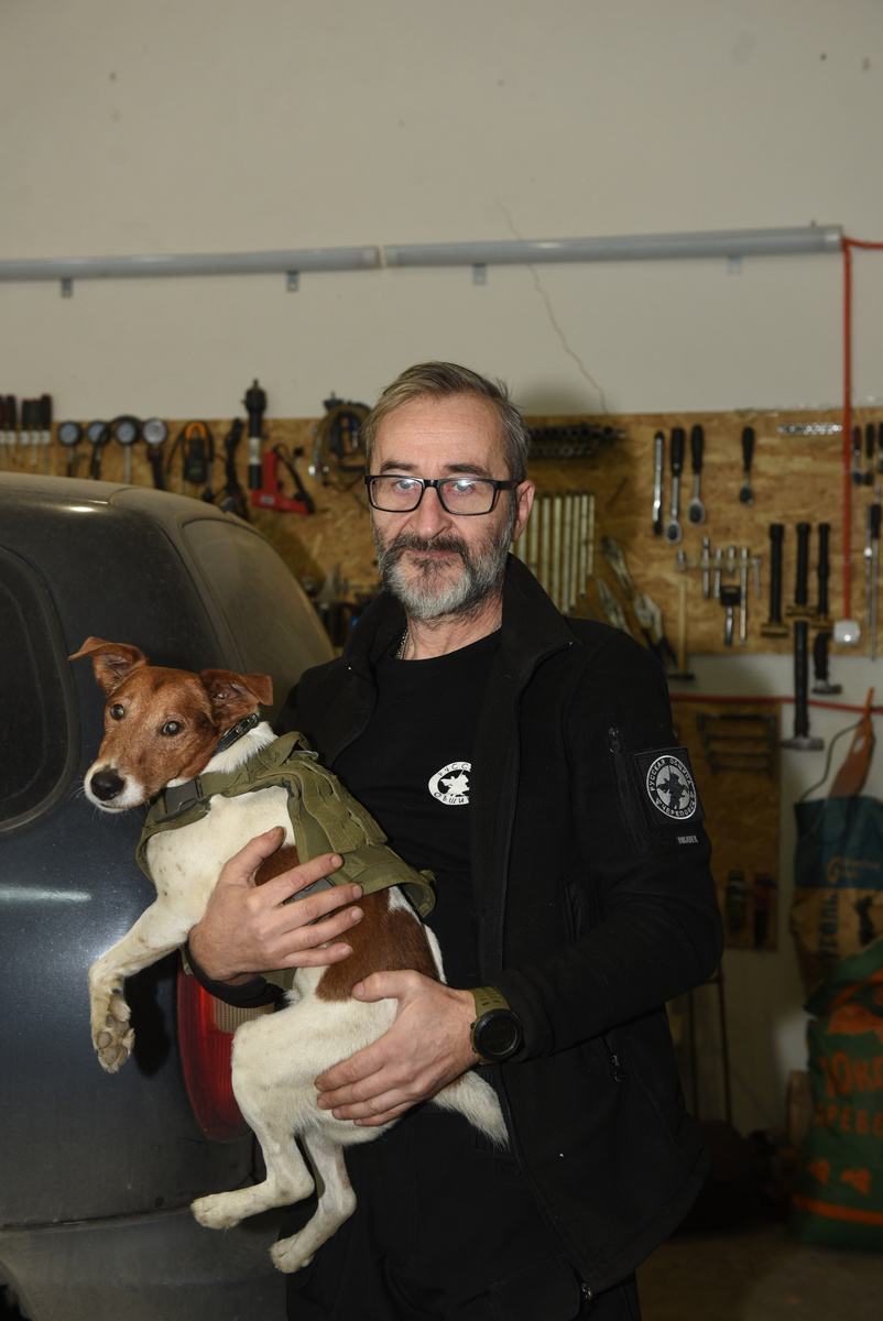 Боец из Череповца Дмитрий (позывной Старый) привез из зоны СВО собаку по кличке Джек. 
Фото: Татьяна Иваницкая
